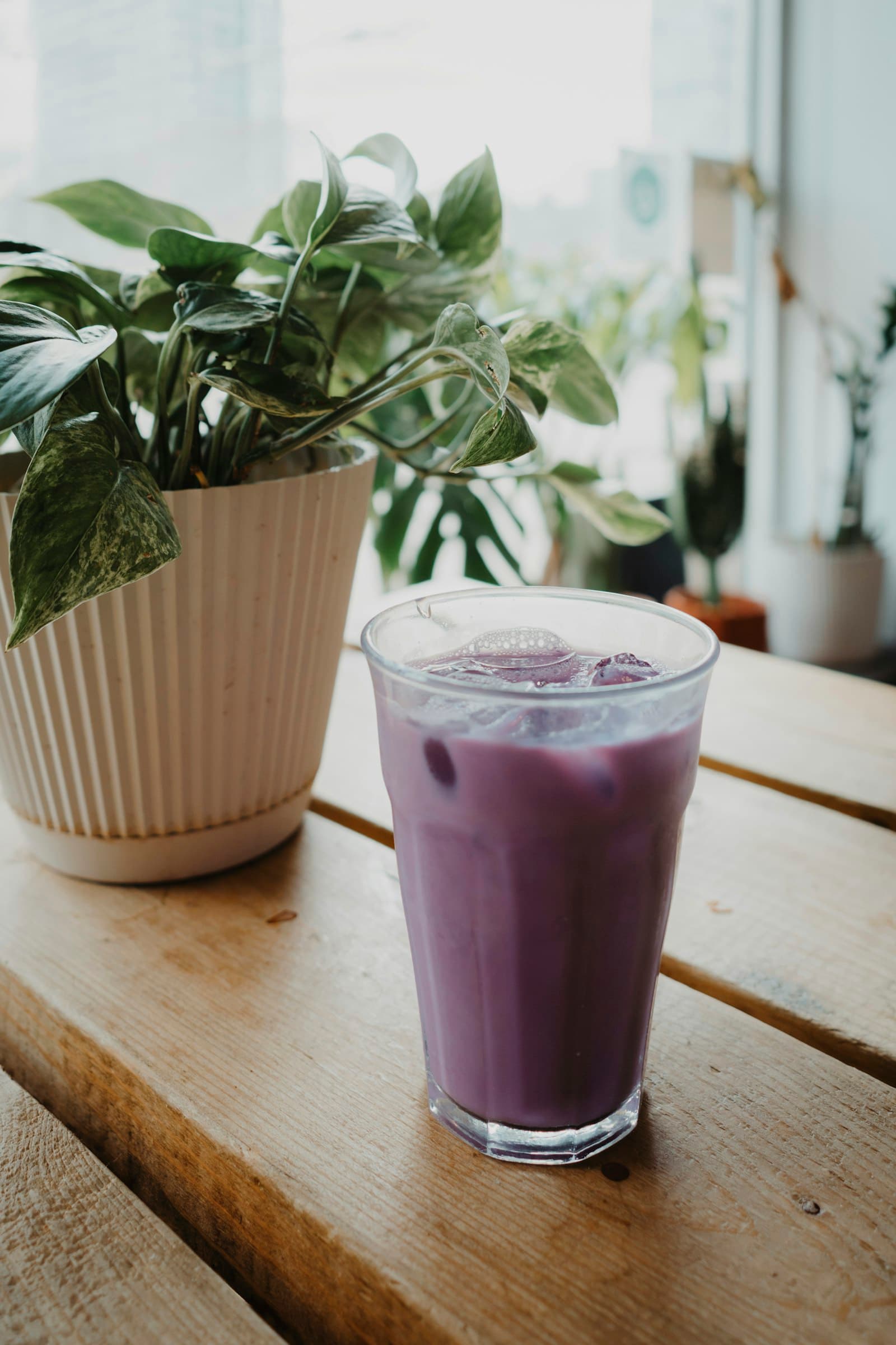 Latte à l’ubé violet dans un verre