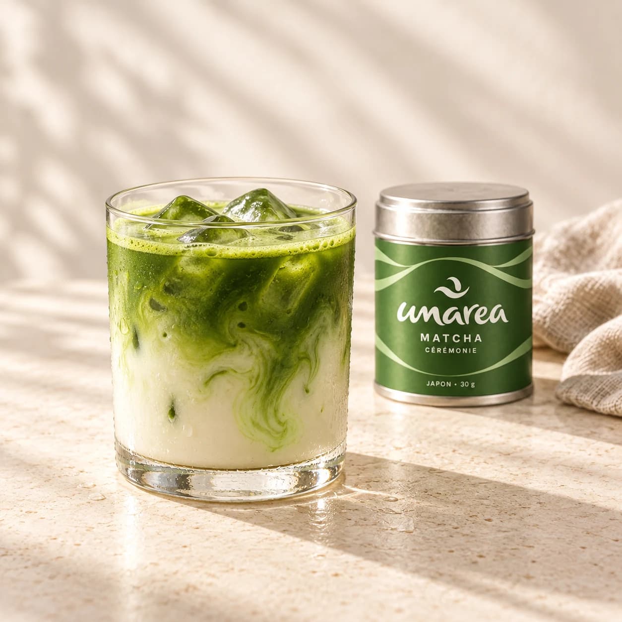 Matcha latte glacé et boîte umarea dans une lumière douce